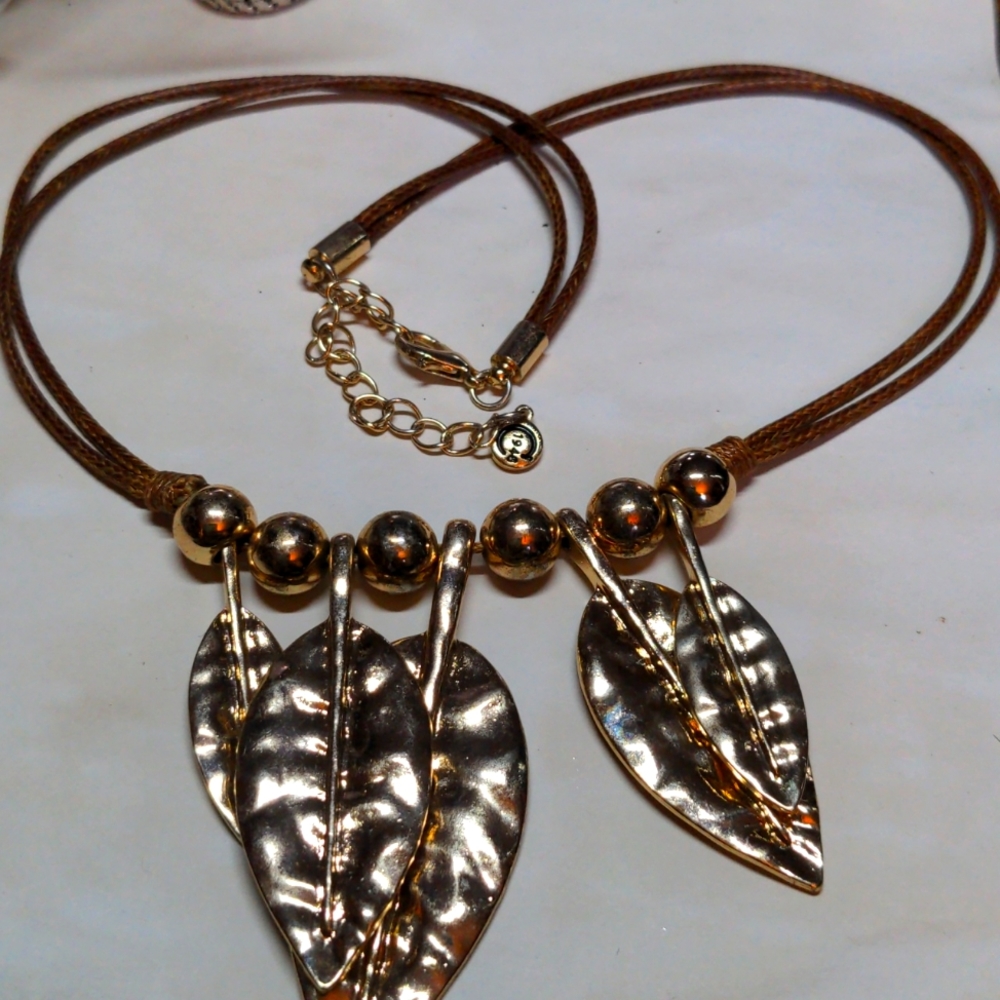 1946 Leaf Necklace